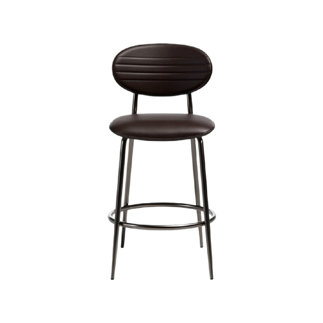 Tabouret de bar contemporain avec assise rembourrée en cuir et pieds en métal noir.